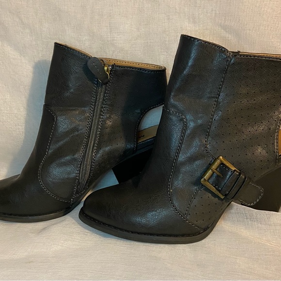 Charcoal Grey Perferated Spring/ Fall Booties -8 - Picture 3 of 6